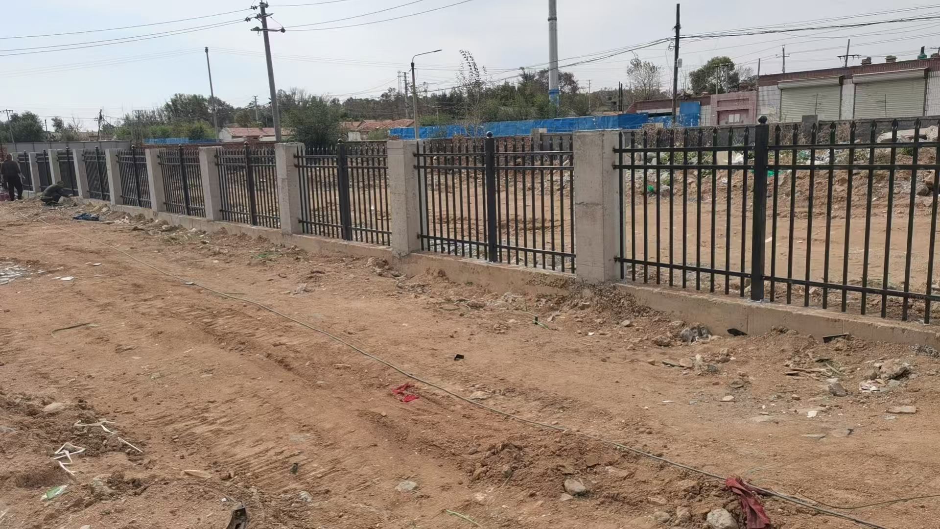 烏蘭察布心尚家園小區圍欄施工中